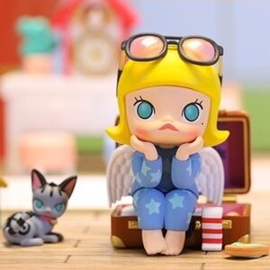 2011 Pop Mart Molly Keen On Travelling Figure